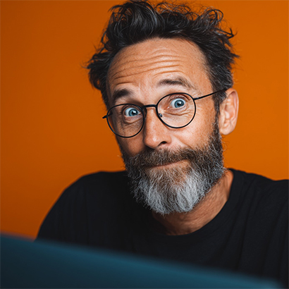 Mann schaut überfordert und überrascht